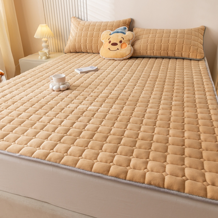 91家纺网 家纺一手货源 找家纺 卡伦家纺 2025新款A类牛奶绒夹棉加厚床垫单人双人床垫保护垫 香槟金