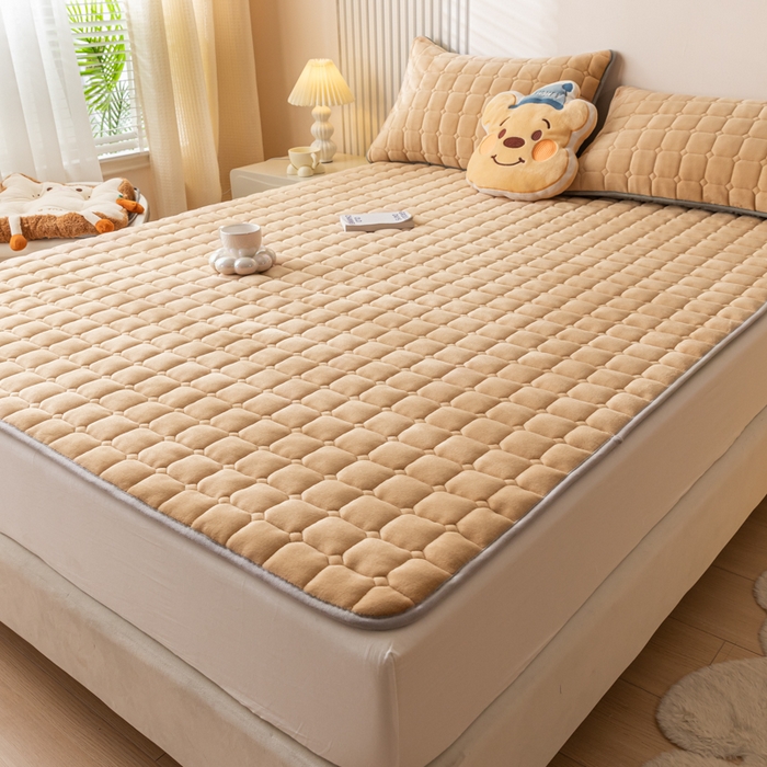 91家纺网 家纺一手货源 找家纺 卡伦家纺 2025新款A类牛奶绒夹棉加厚床垫单人双人床垫保护垫 香槟金