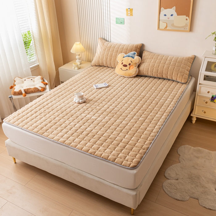 91家纺网 家纺一手货源 找家纺 卡伦家纺 2025新款A类牛奶绒夹棉加厚床垫单人双人床垫保护垫 香槟金