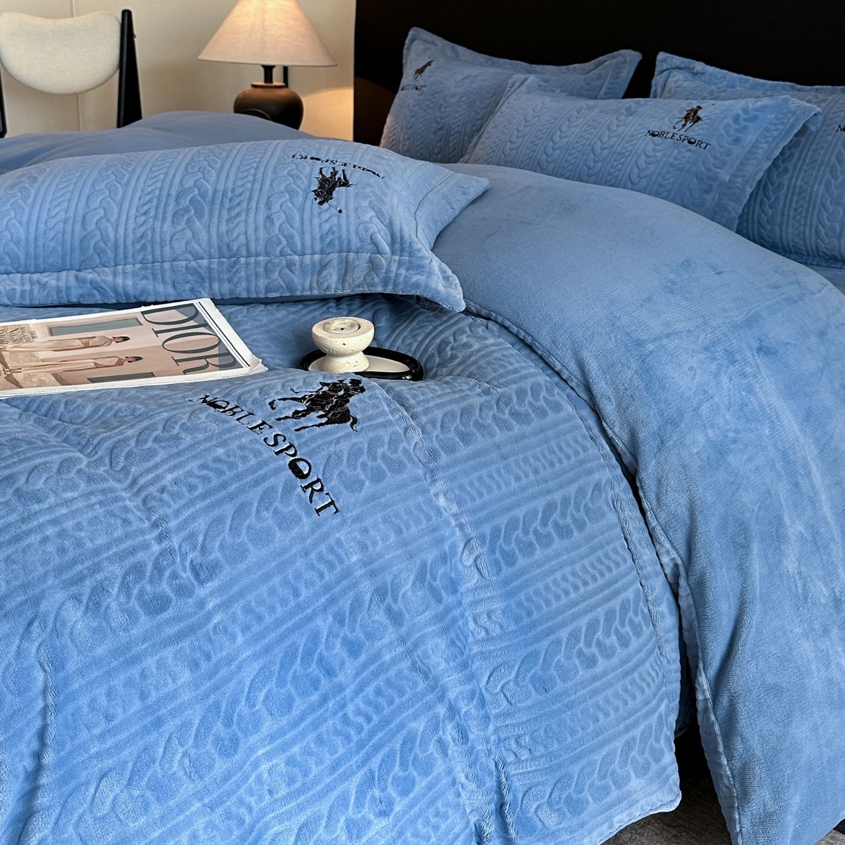 91家纺网 家纺一手货源 找家纺 （总）爱家（原缔乐家纺） 2025新款A类牛奶雕花绒四件套 保罗-黑天鹅系列（床盖加20）