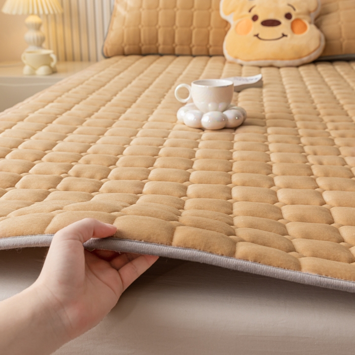 91家纺网 家纺一手货源 找家纺 卡伦家纺 2025新款A类牛奶绒夹棉加厚床垫单人双人床垫保护垫 香槟金