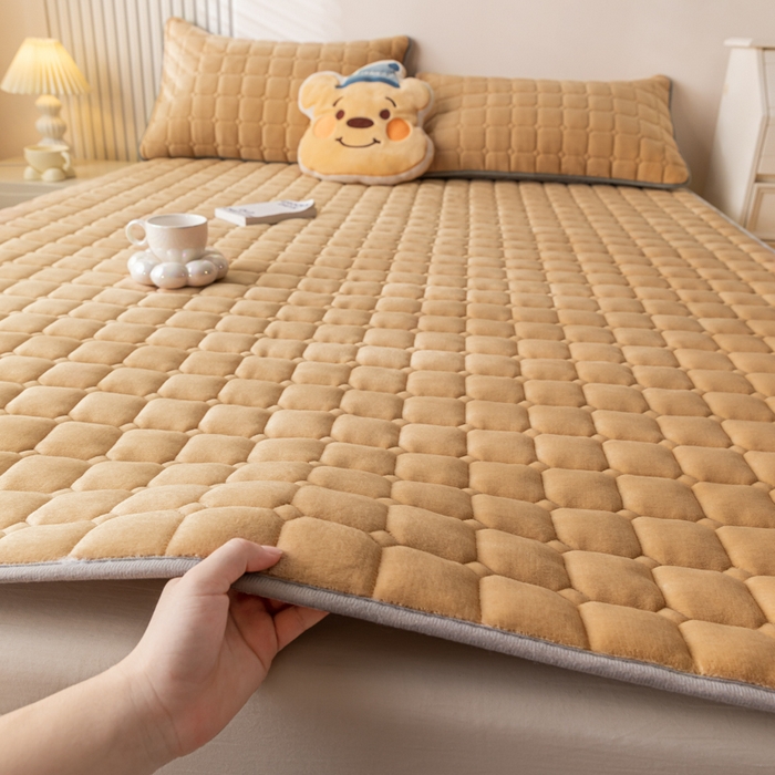 91家纺网 家纺一手货源 找家纺 卡伦家纺 2025新款A类牛奶绒夹棉加厚床垫单人双人床垫保护垫 香槟金