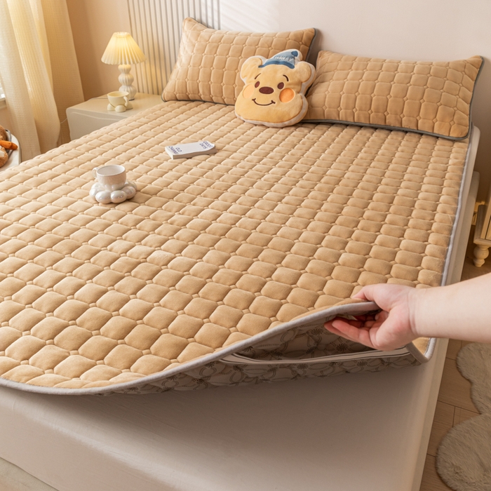 91家纺网 家纺一手货源 找家纺 卡伦家纺 2025新款A类牛奶绒夹棉加厚床垫单人双人床垫保护垫 香槟金