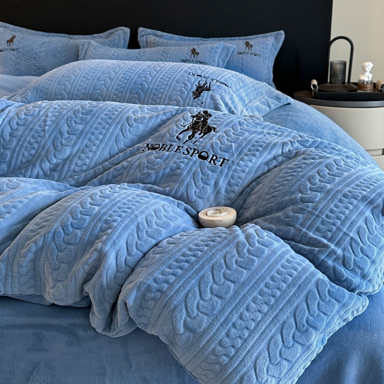 91家纺网 家纺一手货源 找家纺 （总）爱家（原缔乐家纺） 2025新款A类牛奶雕花绒四件套 保罗-黑天鹅系列（床盖加20）