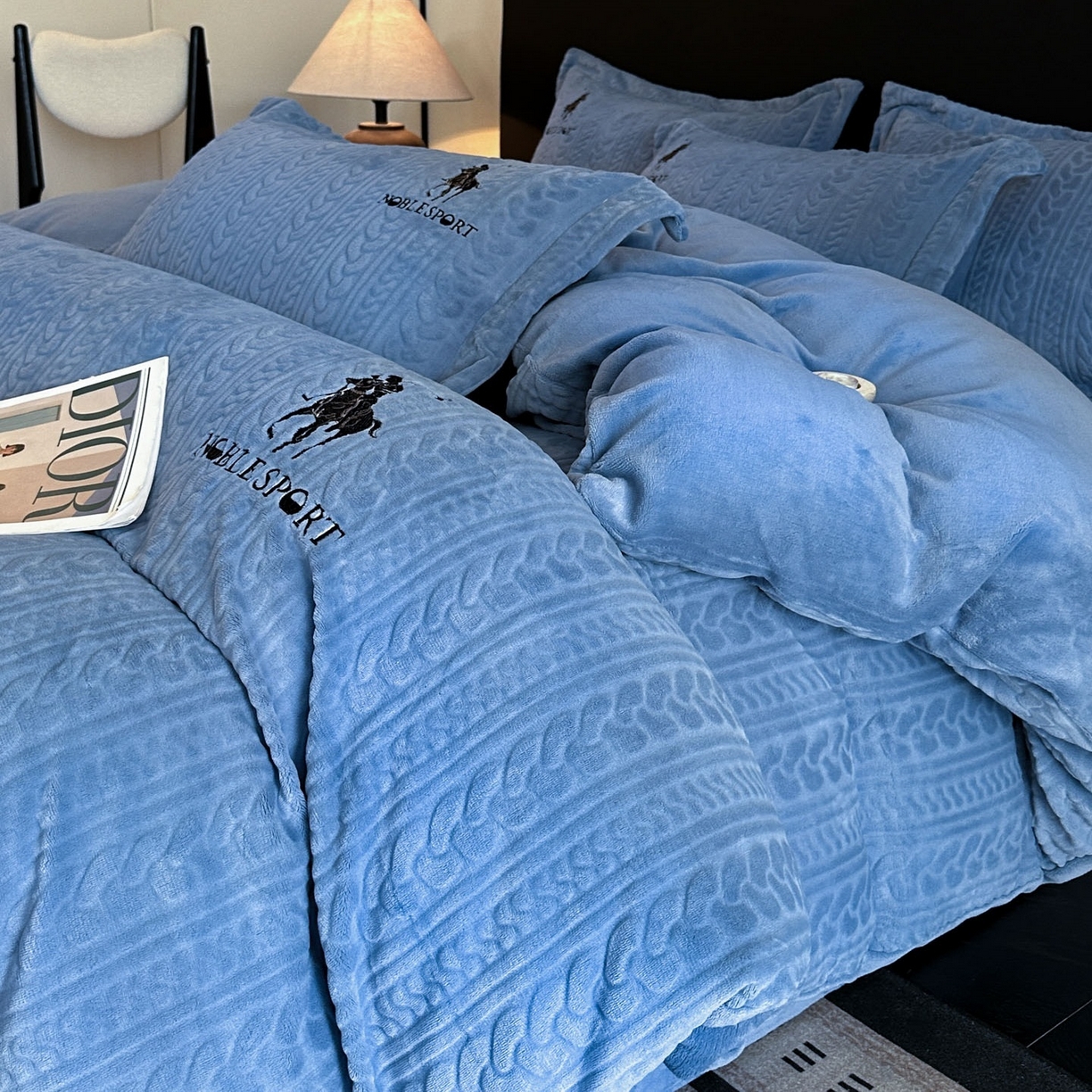 91家纺网 家纺一手货源 找家纺 （总）爱家（原缔乐家纺） 2025新款A类牛奶雕花绒四件套 保罗-黑天鹅系列（床盖加20）