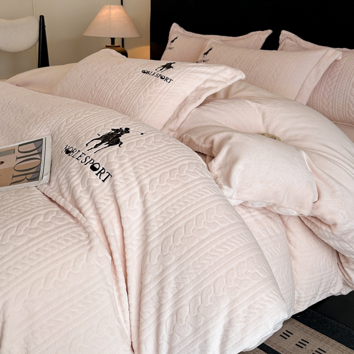 91家纺网 家纺一手货源 找家纺 （总）爱家（原缔乐家纺） 2025新款A类牛奶雕花绒四件套 保罗-黑天鹅系列（床盖加20）