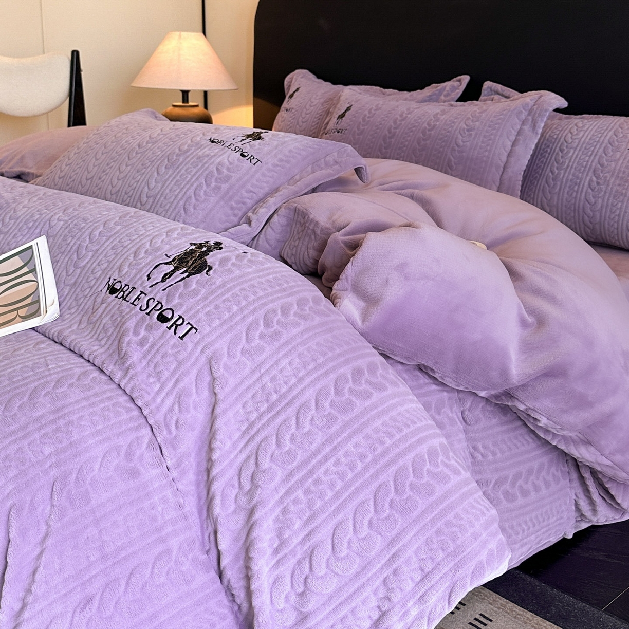 91家纺网 家纺一手货源 找家纺 （总）爱家（原缔乐家纺） 2025新款A类牛奶雕花绒四件套 保罗-黑天鹅系列（床盖加20）