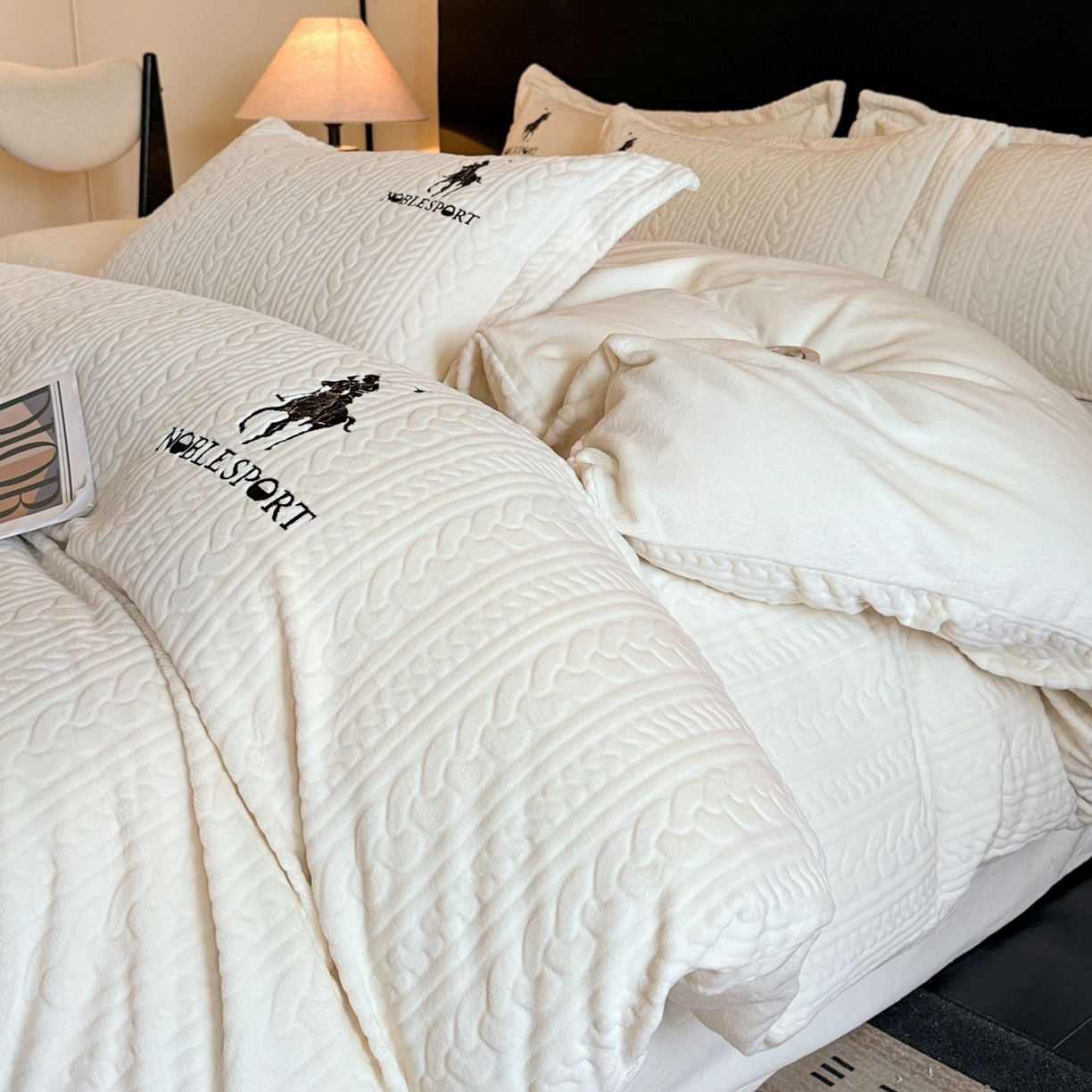 91家纺网 家纺一手货源 找家纺 （总）爱家（原缔乐家纺） 2025新款A类牛奶雕花绒四件套 保罗-黑天鹅系列（床盖加20）