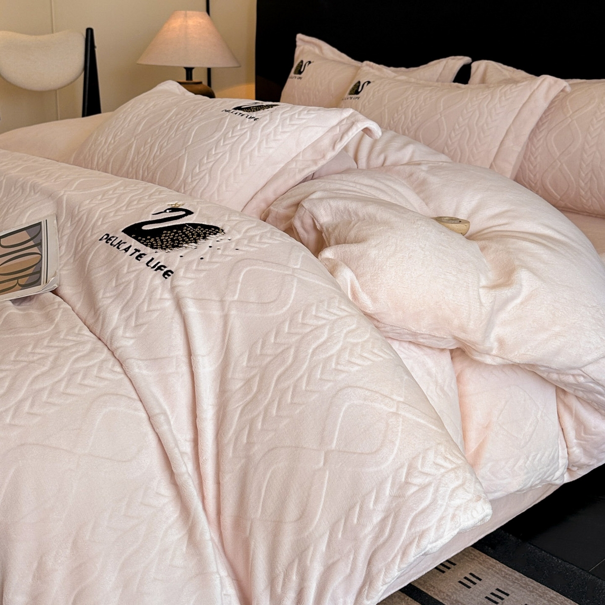 91家纺网 家纺一手货源 找家纺 （总）爱家（原缔乐家纺） 2025新款A类牛奶雕花绒四件套 保罗-黑天鹅系列（床盖加20）