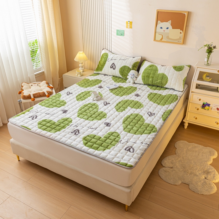 91家纺网 家纺一手货源 找家纺 卡伦家纺 2025新款A类牛奶绒夹棉加厚床垫单人双人床垫保护垫 心相印