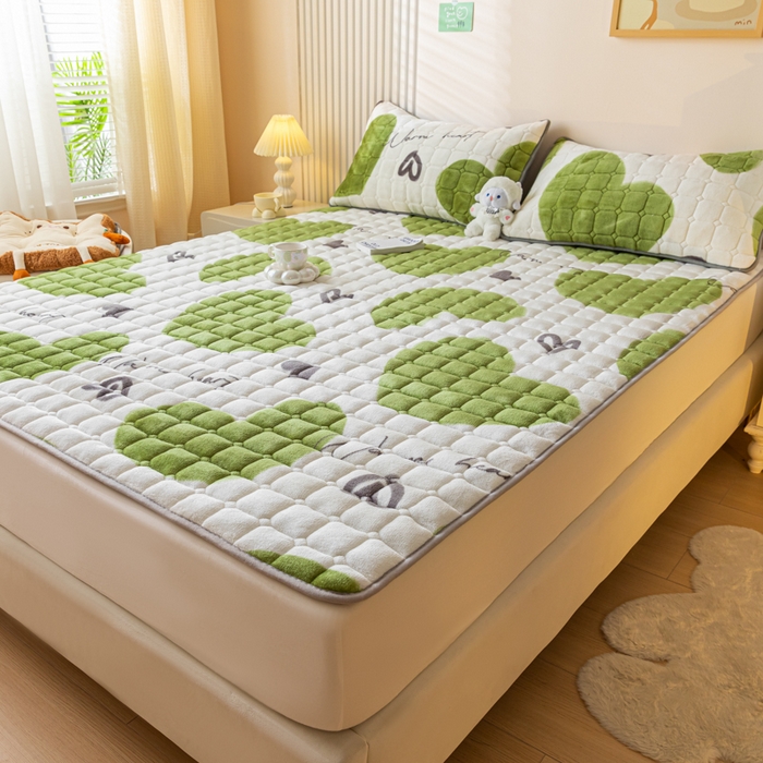 91家纺网 家纺一手货源 找家纺 卡伦家纺 2025新款A类牛奶绒夹棉加厚床垫单人双人床垫保护垫 心相印