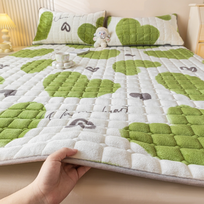 91家纺网 家纺一手货源 找家纺 卡伦家纺 2025新款A类牛奶绒夹棉加厚床垫单人双人床垫保护垫 心相印