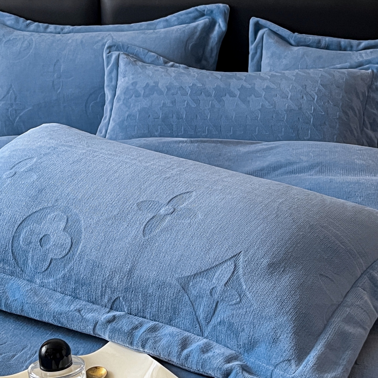 91家纺网 家纺一手货源 找家纺 爱家（原缔乐家纺） 2025新款A类牛奶雕花绒四件套 浪漫主义系列 浪漫主义-宾利兰