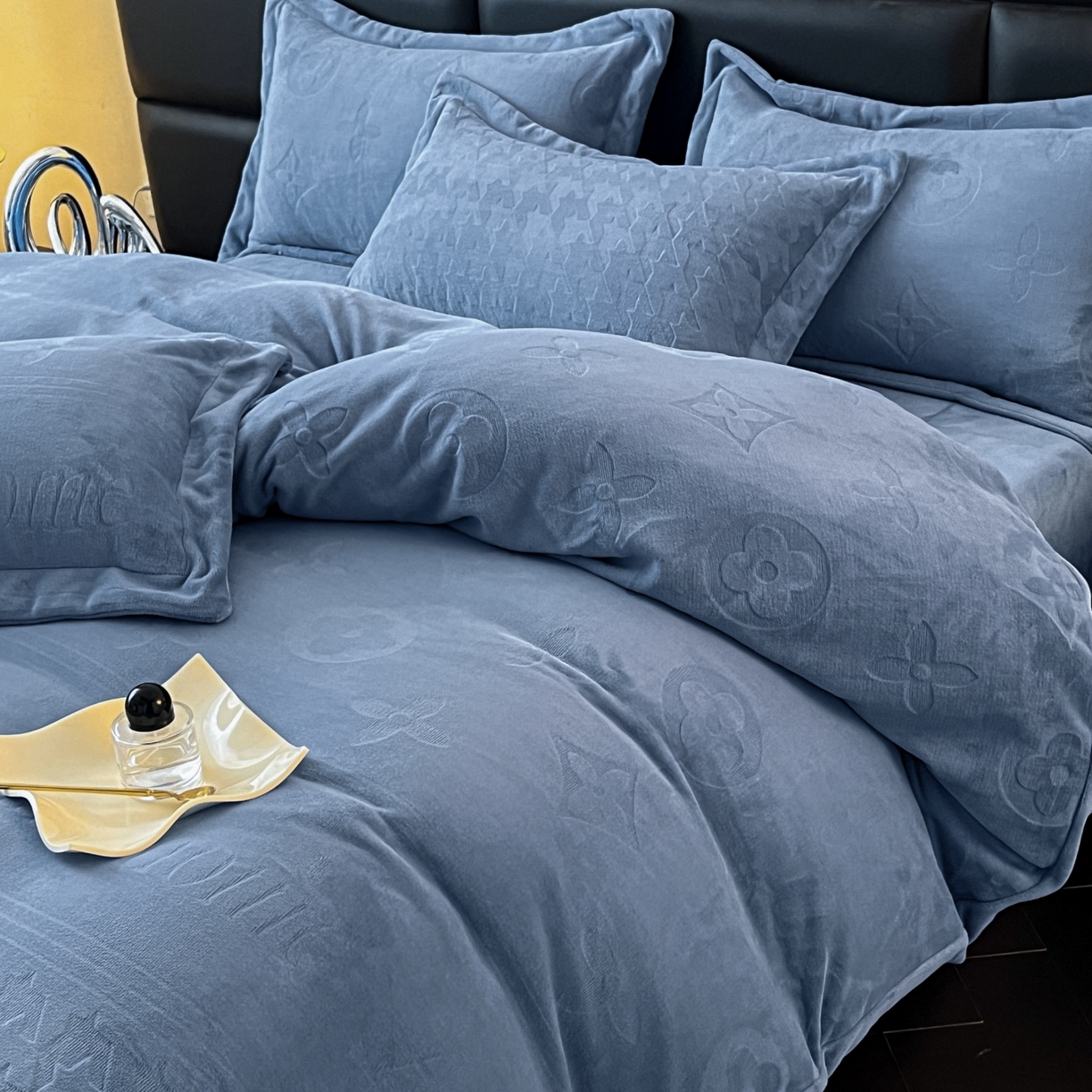 91家纺网 家纺一手货源 找家纺 爱家（原缔乐家纺） 2025新款A类牛奶雕花绒四件套 浪漫主义系列 浪漫主义-宾利兰