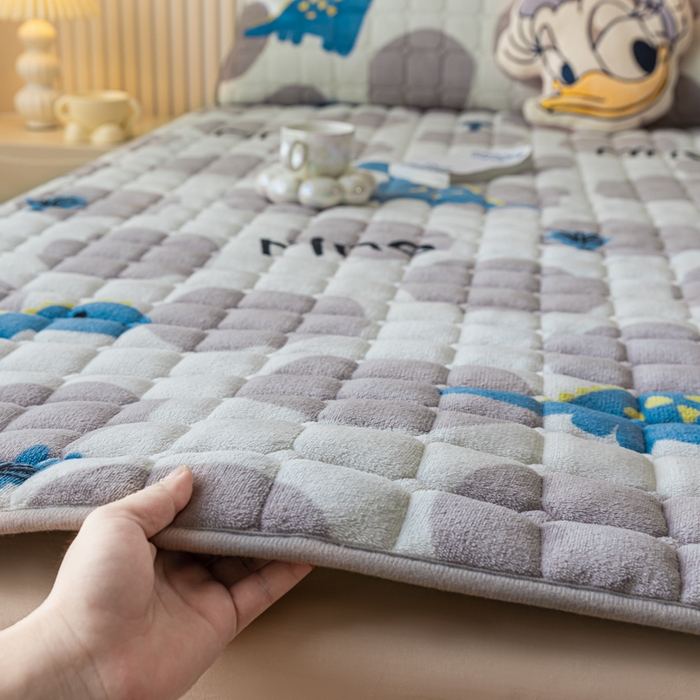 91家纺网 家纺一手货源 找家纺 卡伦家纺 2025新款A类牛奶绒夹棉加厚床垫单人双人床垫保护垫 星幻恐龙