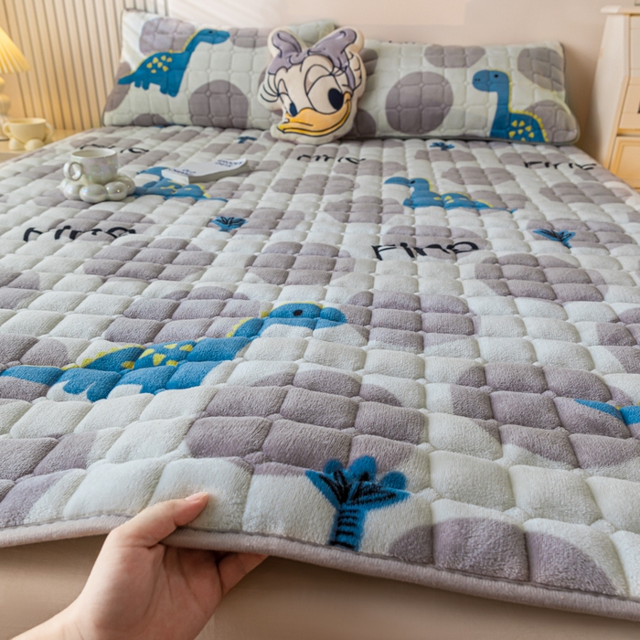 91家纺网 家纺一手货源 找家纺 卡伦家纺 2025新款A类牛奶绒夹棉加厚床垫单人双人床垫保护垫 星幻恐龙