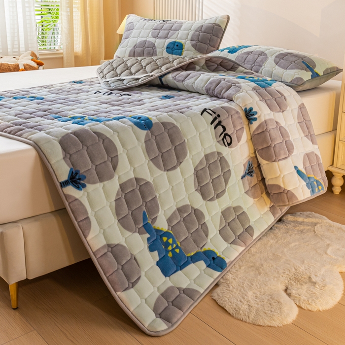 91家纺网 家纺一手货源 找家纺 卡伦家纺 2025新款A类牛奶绒夹棉加厚床垫单人双人床垫保护垫 星幻恐龙