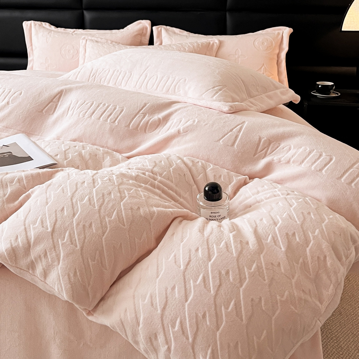 91家纺网 家纺一手货源 找家纺 爱家（原缔乐家纺） 2025新款A类牛奶雕花绒四件套 浪漫主义系列 浪漫主义-公主粉