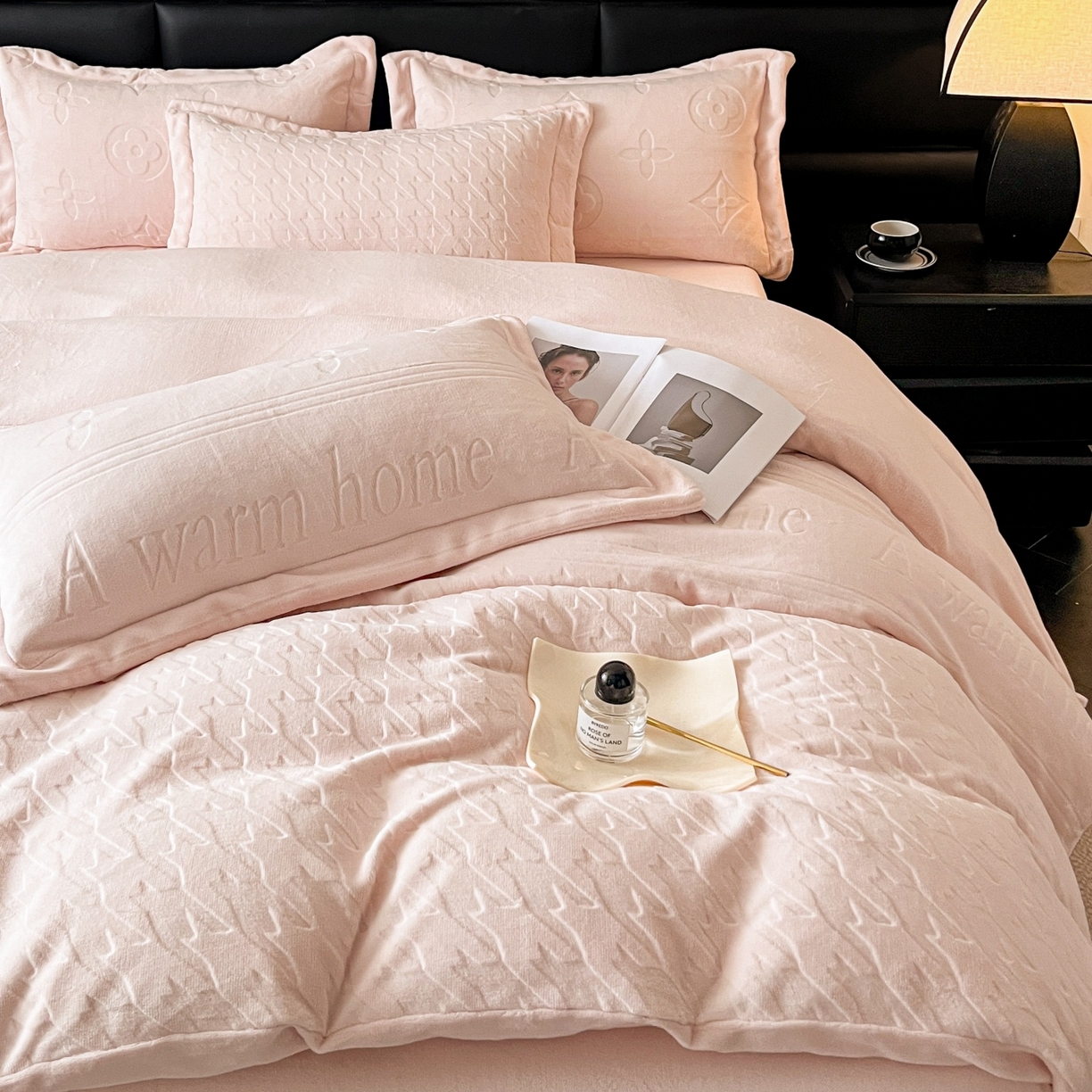 91家纺网 家纺一手货源 找家纺 爱家（原缔乐家纺） 2025新款A类牛奶雕花绒四件套 浪漫主义系列 浪漫主义-公主粉