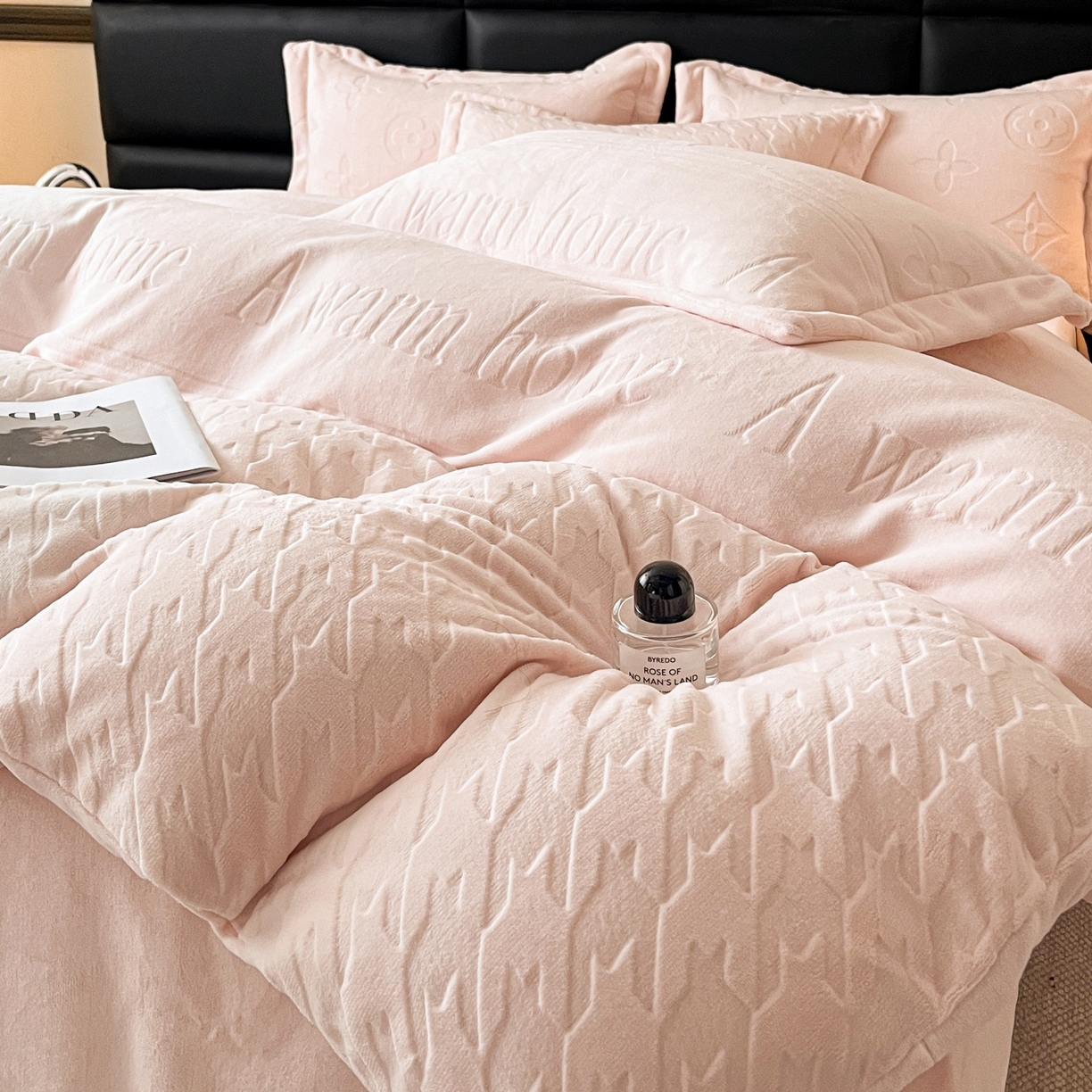 91家纺网 家纺一手货源 找家纺 爱家（原缔乐家纺） 2025新款A类牛奶雕花绒四件套 浪漫主义系列 浪漫主义-公主粉