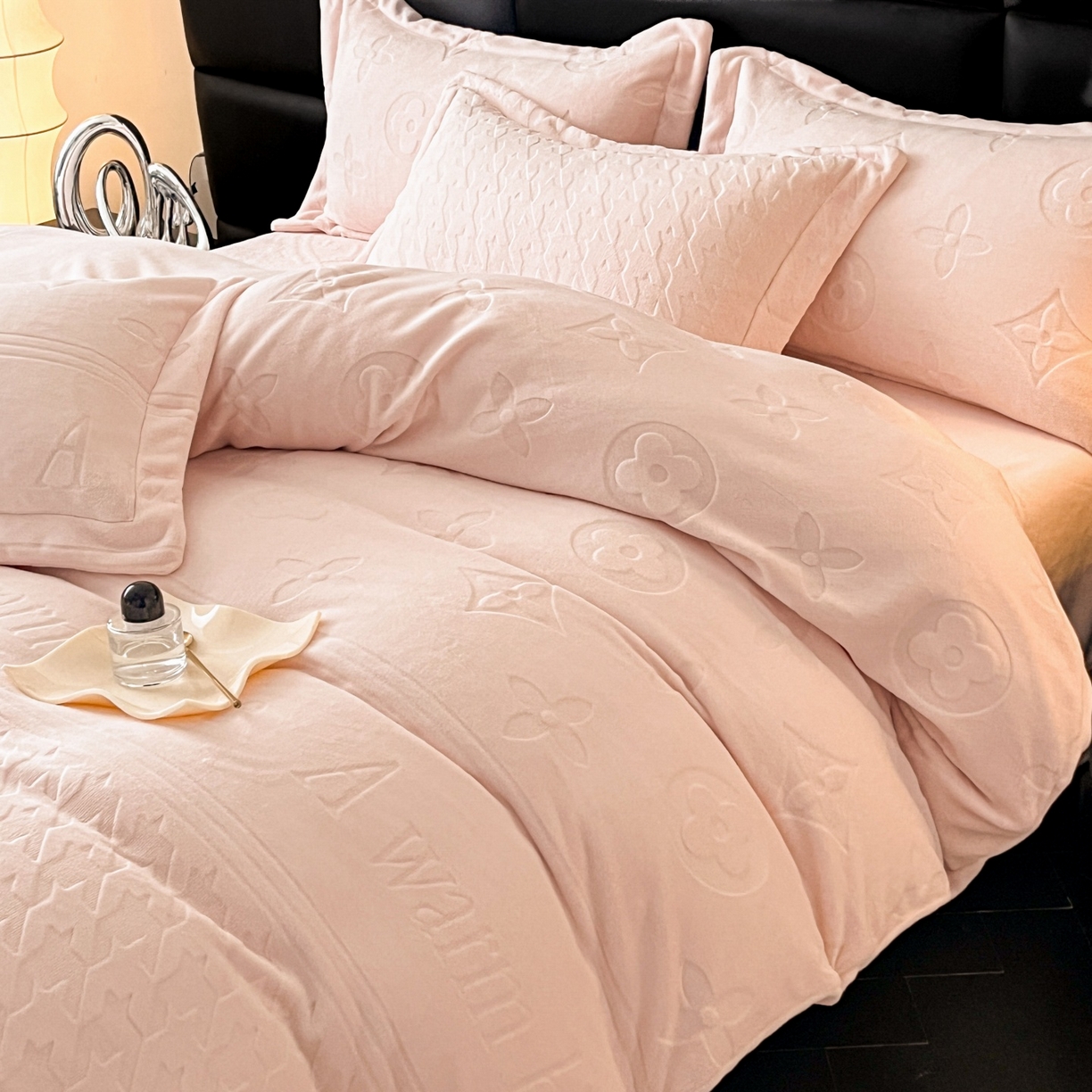 91家纺网 家纺一手货源 找家纺 爱家（原缔乐家纺） 2025新款A类牛奶雕花绒四件套 浪漫主义系列 浪漫主义-公主粉