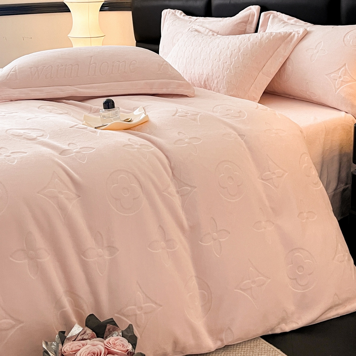 91家纺网 家纺一手货源 找家纺 爱家（原缔乐家纺） 2025新款A类牛奶雕花绒四件套 浪漫主义系列 浪漫主义-公主粉