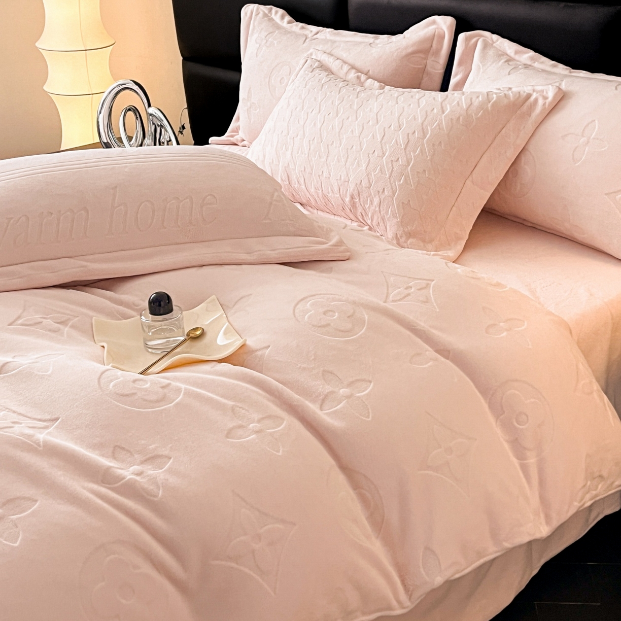 91家纺网 家纺一手货源 找家纺 爱家（原缔乐家纺） 2025新款A类牛奶雕花绒四件套 浪漫主义系列 浪漫主义-公主粉