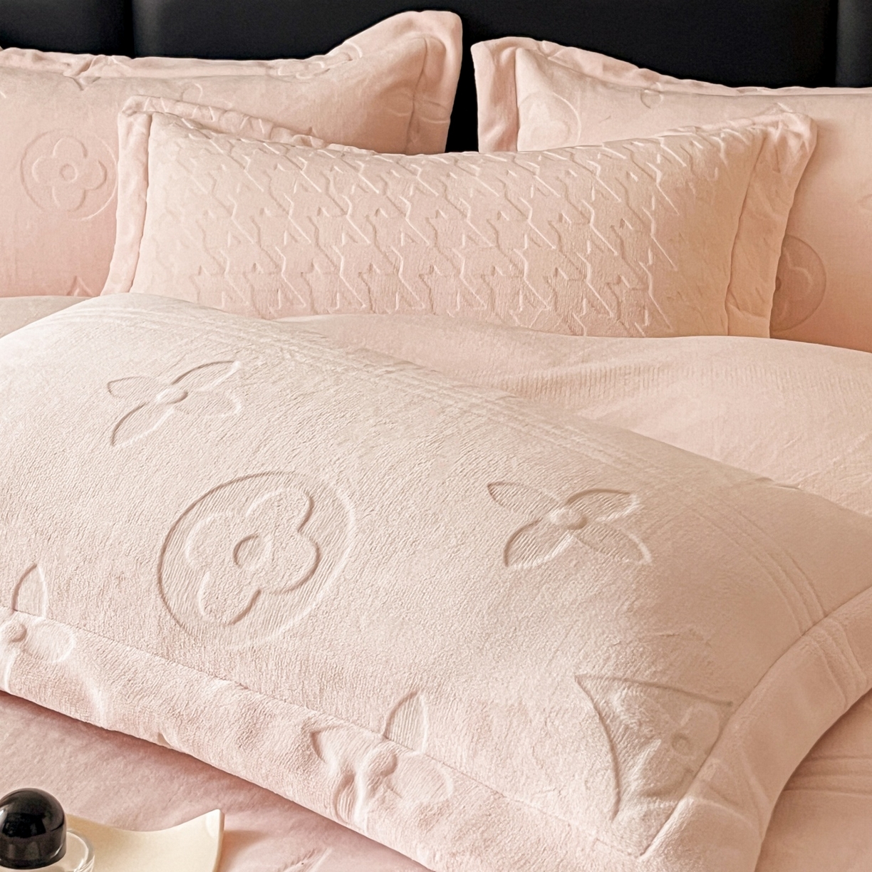 91家纺网 家纺一手货源 找家纺 爱家（原缔乐家纺） 2025新款A类牛奶雕花绒四件套 浪漫主义系列 浪漫主义-公主粉