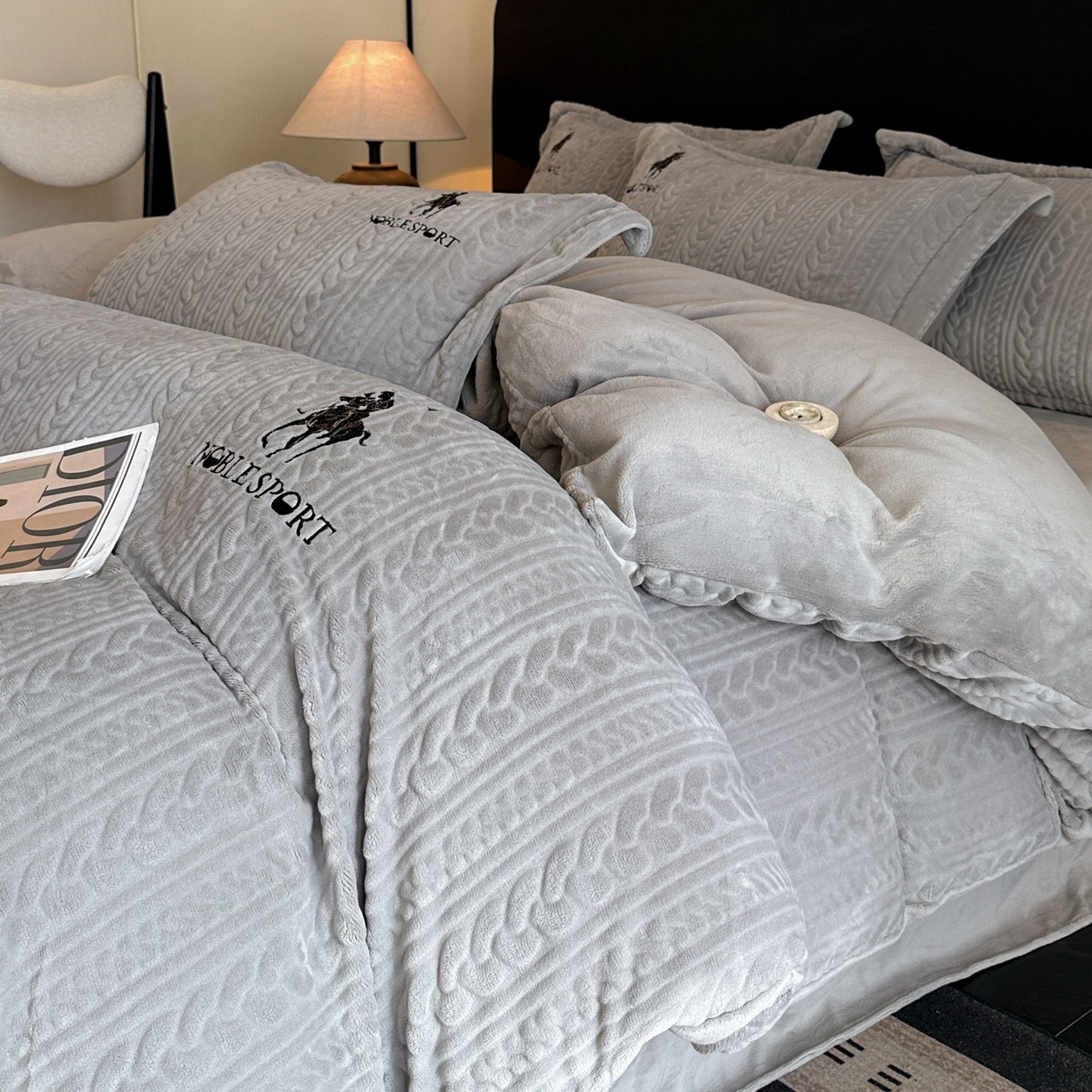 爱家（原缔乐家纺） 2025新款A类牛奶雕花绒四件套 保罗-黑天鹅系列 保罗-高雅灰