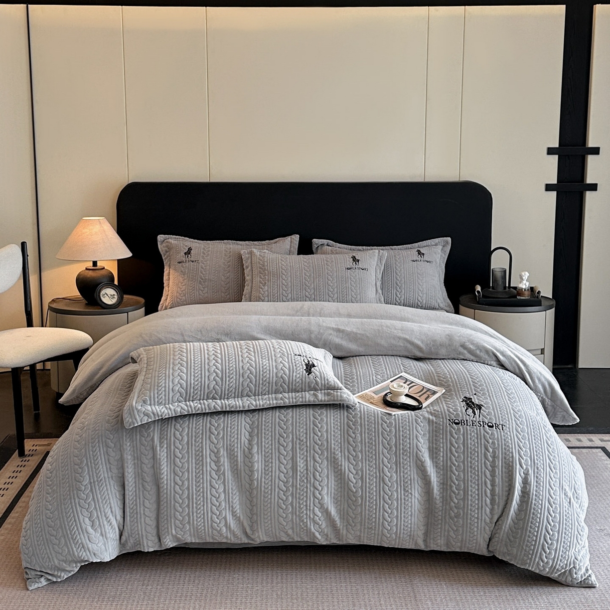 91家纺网 家纺一手货源 找家纺 爱家（原缔乐家纺） 2025新款A类牛奶雕花绒四件套 保罗-黑天鹅系列 保罗-高雅灰