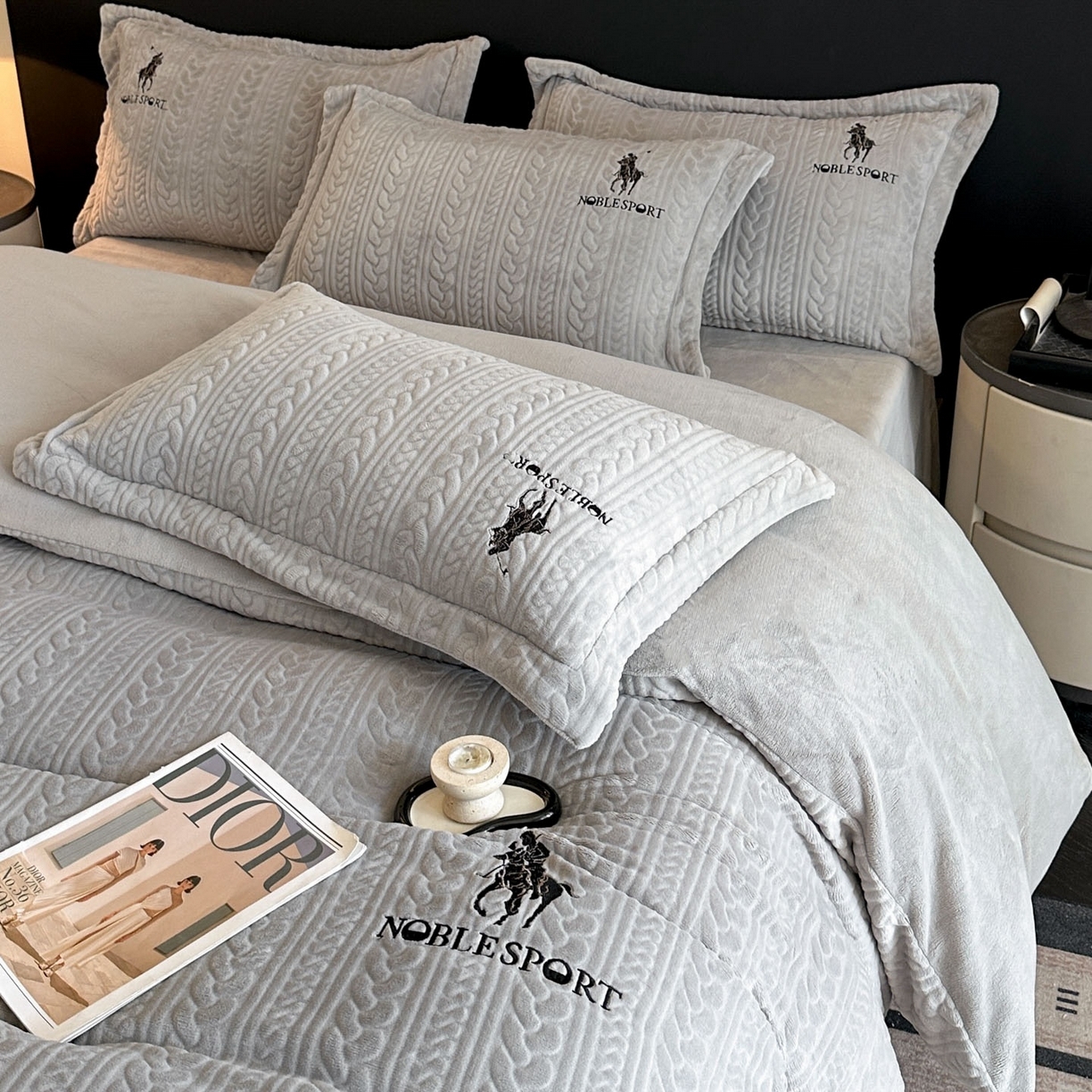 91家纺网 家纺一手货源 找家纺 爱家（原缔乐家纺） 2025新款A类牛奶雕花绒四件套 保罗-黑天鹅系列 保罗-高雅灰