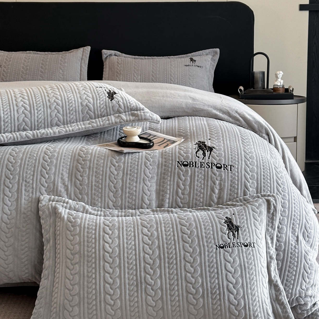 91家纺网 家纺一手货源 找家纺 爱家（原缔乐家纺） 2025新款A类牛奶雕花绒四件套 保罗-黑天鹅系列 保罗-高雅灰