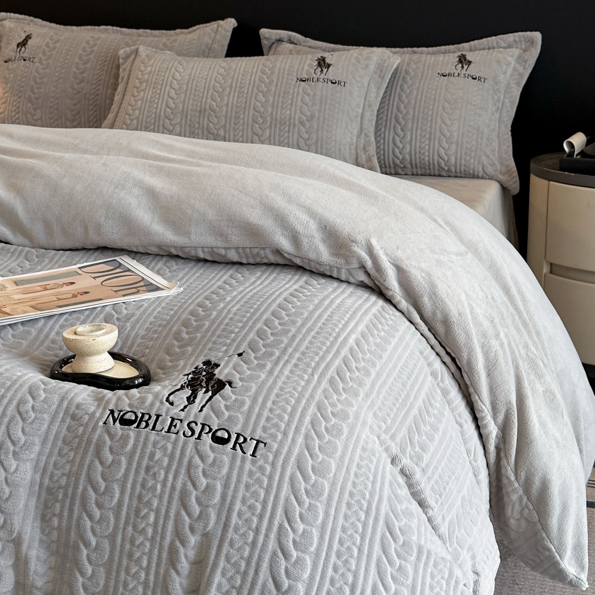 91家纺网 家纺一手货源 找家纺 爱家（原缔乐家纺） 2025新款A类牛奶雕花绒四件套 保罗-黑天鹅系列 保罗-高雅灰