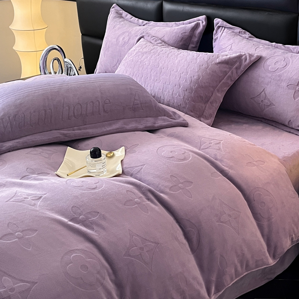 91家纺网 家纺一手货源 找家纺 爱家（原缔乐家纺） 2025新款A类牛奶雕花绒四件套 浪漫主义系列 浪漫主义-梦幻紫
