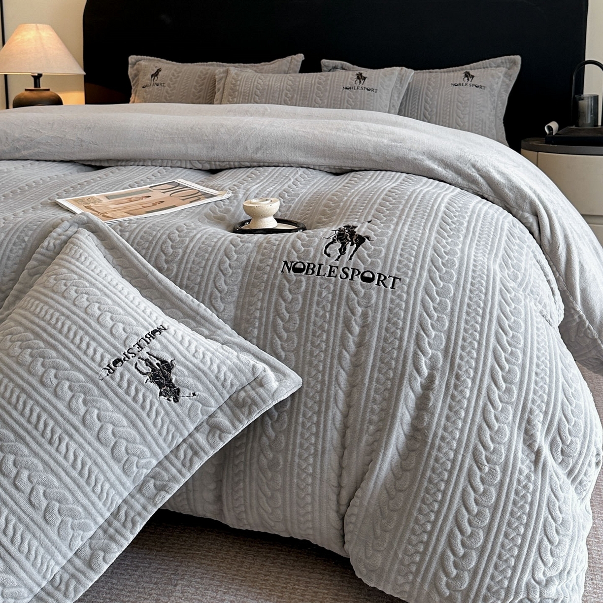 91家纺网 家纺一手货源 找家纺 爱家（原缔乐家纺） 2025新款A类牛奶雕花绒四件套 保罗-黑天鹅系列 保罗-高雅灰