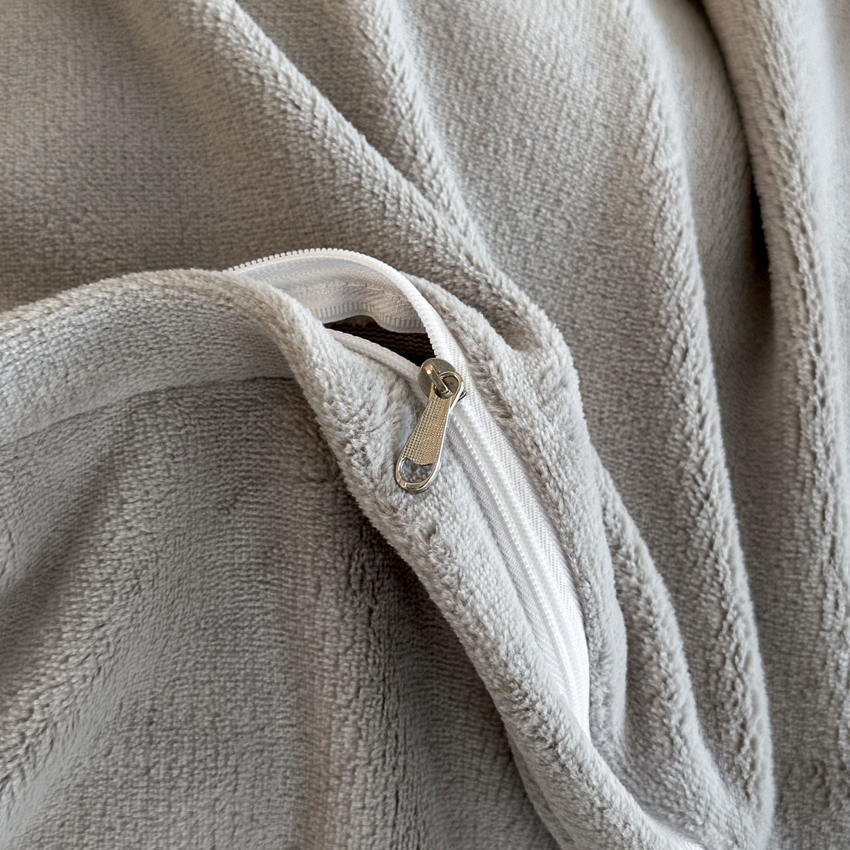 91家纺网 家纺一手货源 找家纺 爱家（原缔乐家纺） 2025新款A类牛奶雕花绒四件套 保罗-黑天鹅系列 保罗-高雅灰