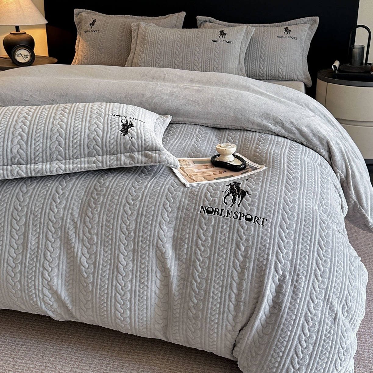 91家纺网 家纺一手货源 找家纺 爱家（原缔乐家纺） 2025新款A类牛奶雕花绒四件套 保罗-黑天鹅系列 保罗-高雅灰