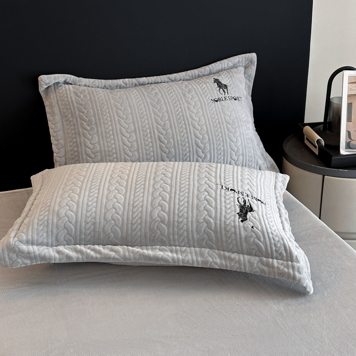 91家纺网 家纺一手货源 找家纺 爱家（原缔乐家纺） 2025新款A类牛奶雕花绒四件套 保罗-黑天鹅系列 保罗-高雅灰