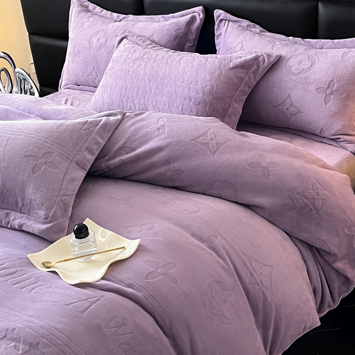 91家纺网 家纺一手货源 找家纺 爱家（原缔乐家纺） 2025新款A类牛奶雕花绒四件套 浪漫主义系列 浪漫主义-梦幻紫