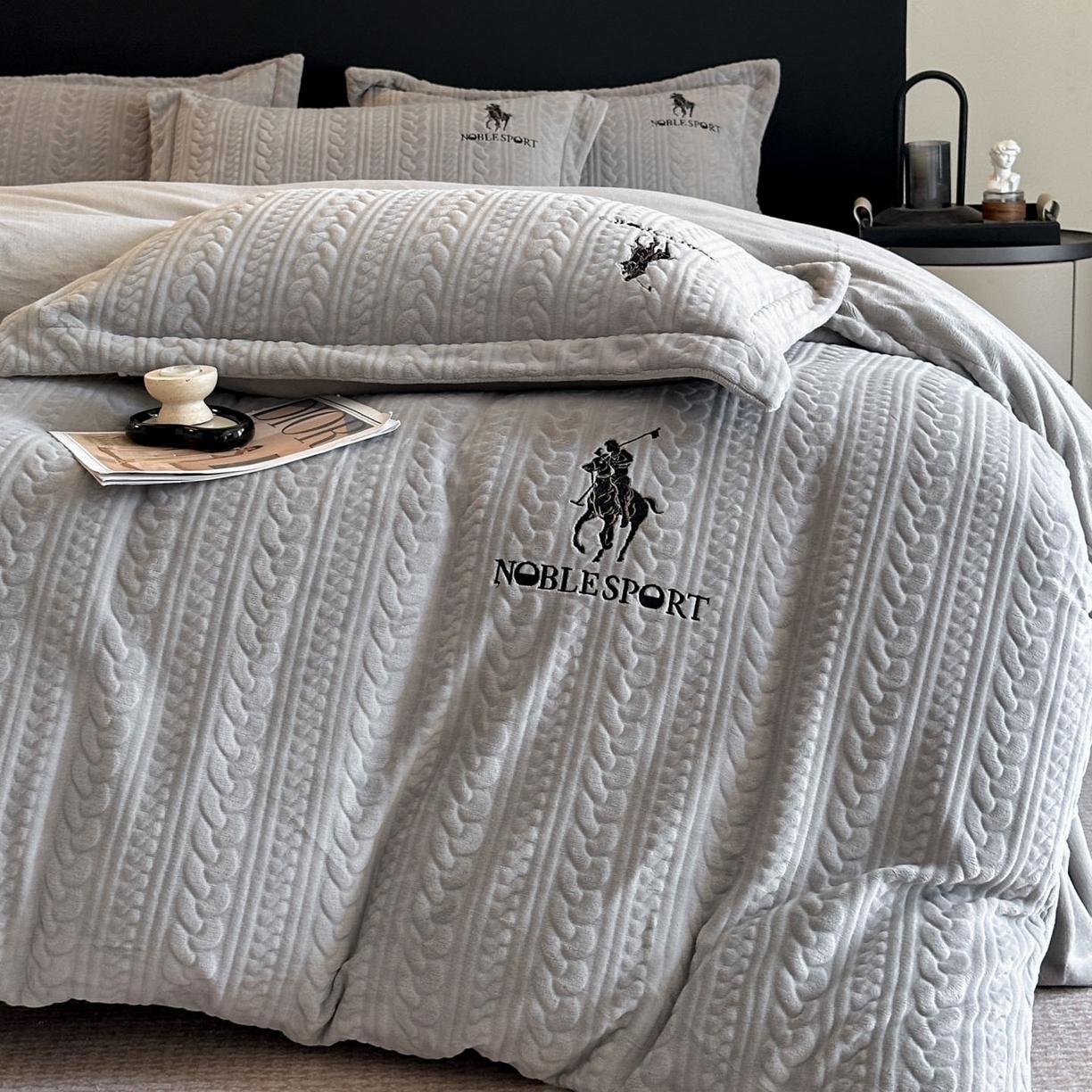 91家纺网 家纺一手货源 找家纺 爱家（原缔乐家纺） 2025新款A类牛奶雕花绒四件套 保罗-黑天鹅系列 保罗-高雅灰