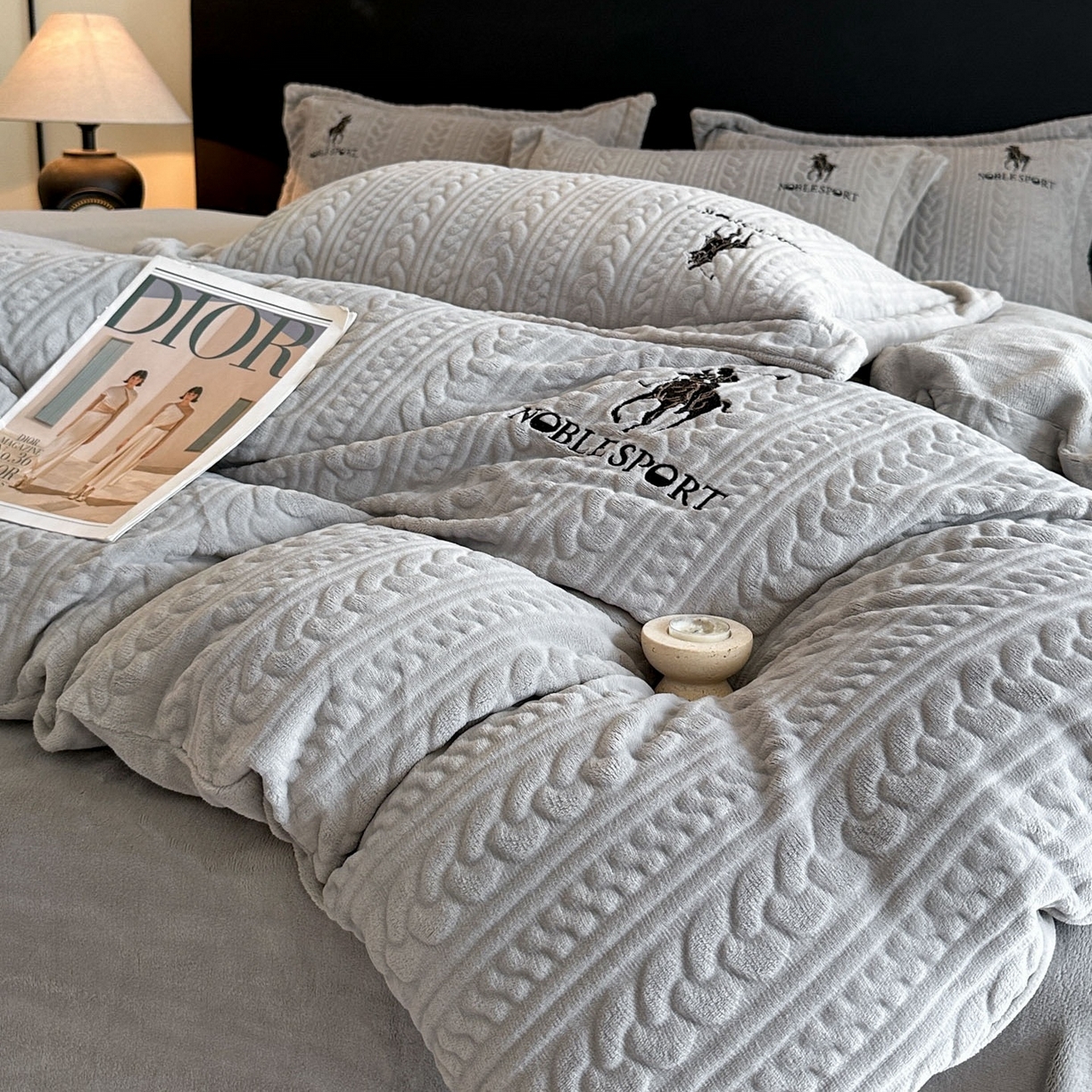 91家纺网 家纺一手货源 找家纺 爱家（原缔乐家纺） 2025新款A类牛奶雕花绒四件套 保罗-黑天鹅系列 保罗-高雅灰