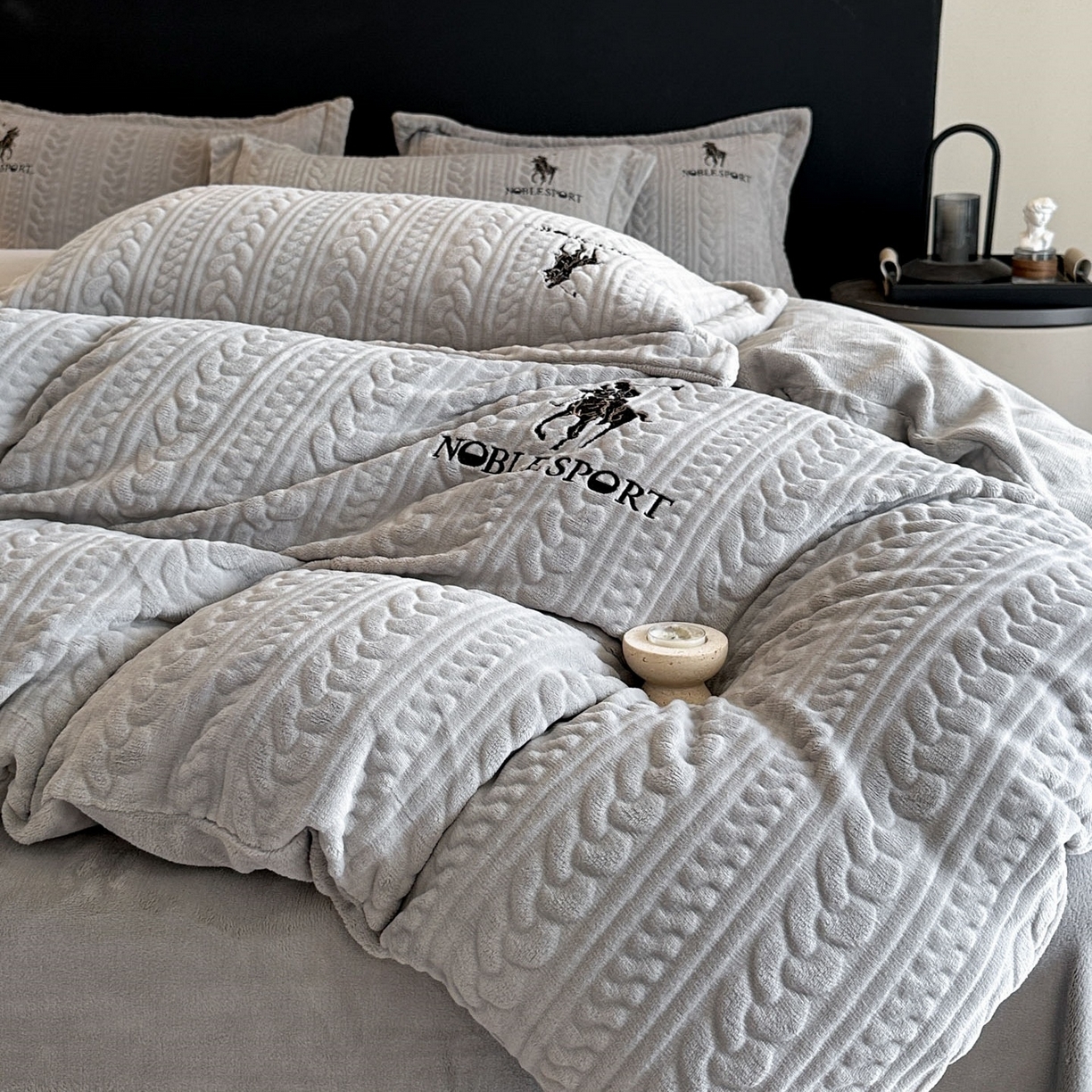 91家纺网 家纺一手货源 找家纺 爱家（原缔乐家纺） 2025新款A类牛奶雕花绒四件套 保罗-黑天鹅系列 保罗-高雅灰