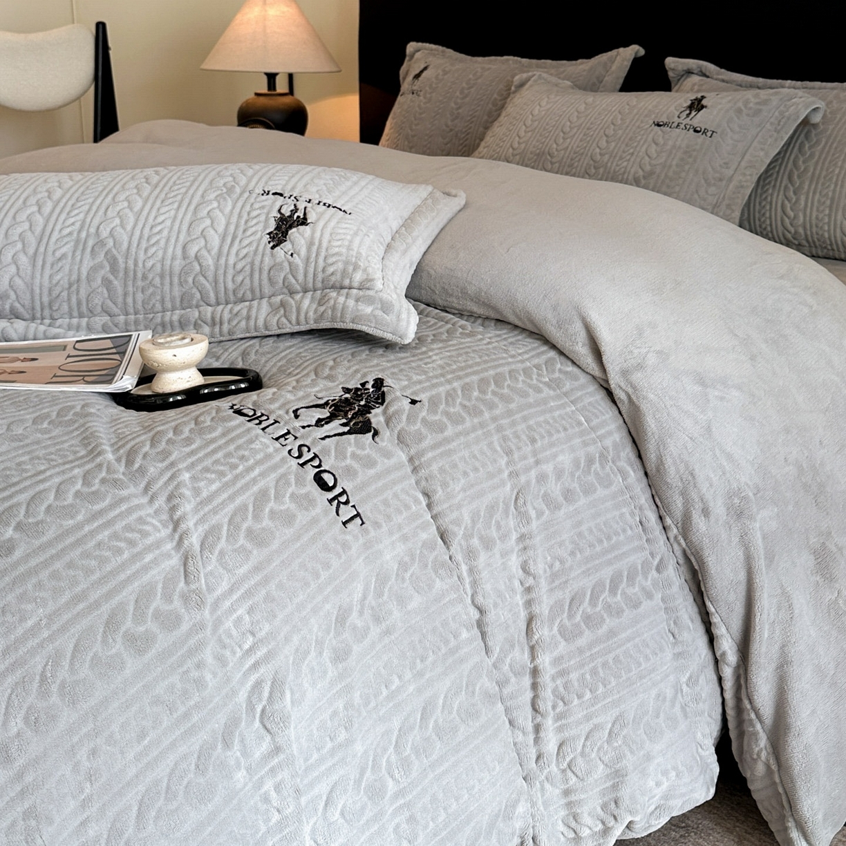 91家纺网 家纺一手货源 找家纺 爱家（原缔乐家纺） 2025新款A类牛奶雕花绒四件套 保罗-黑天鹅系列 保罗-高雅灰