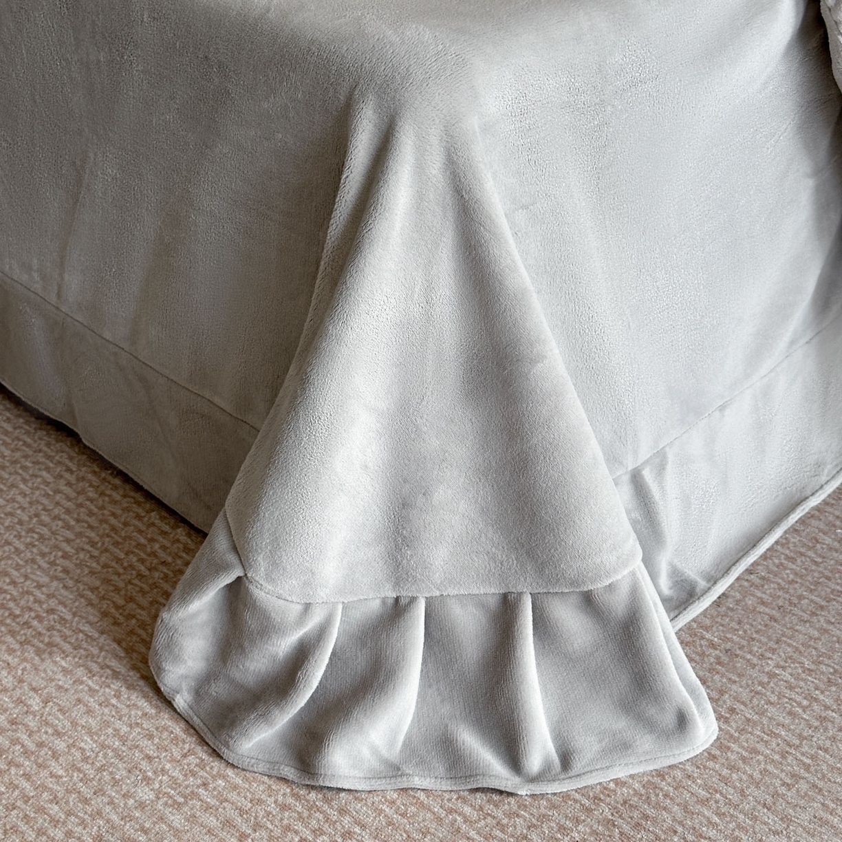 91家纺网 家纺一手货源 找家纺 爱家（原缔乐家纺） 2025新款A类牛奶雕花绒四件套 保罗-黑天鹅系列 保罗-高雅灰