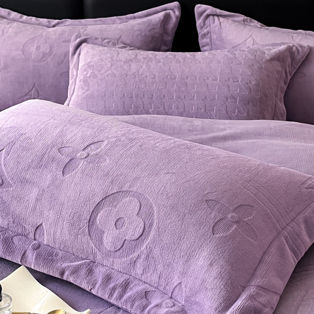 91家纺网 家纺一手货源 找家纺 爱家（原缔乐家纺） 2025新款A类牛奶雕花绒四件套 浪漫主义系列 浪漫主义-梦幻紫