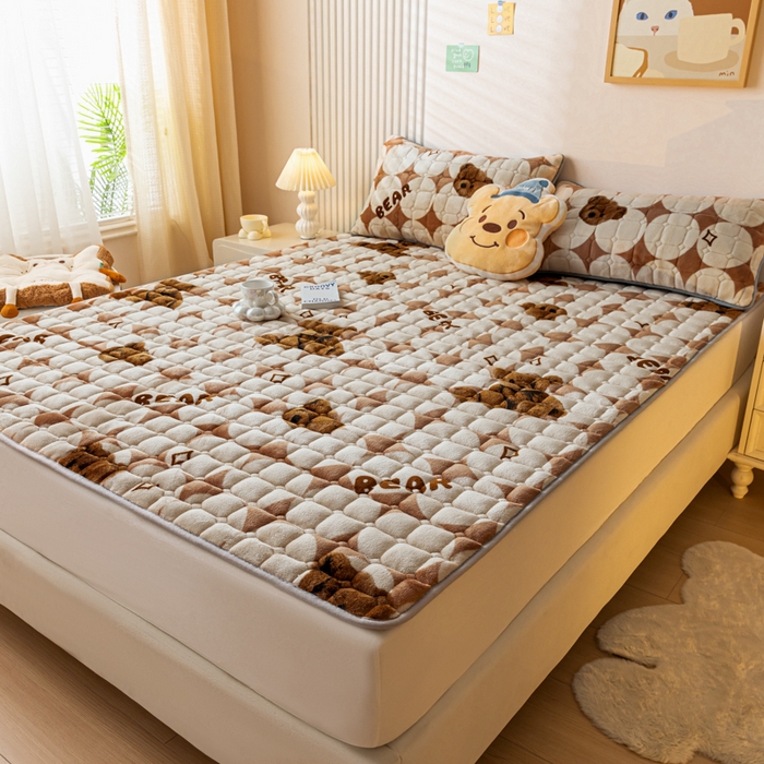 91家纺网 家纺一手货源 找家纺 卡伦家纺 2025新款A类牛奶绒夹棉加厚床垫单人双人床垫保护垫 熊熊世界