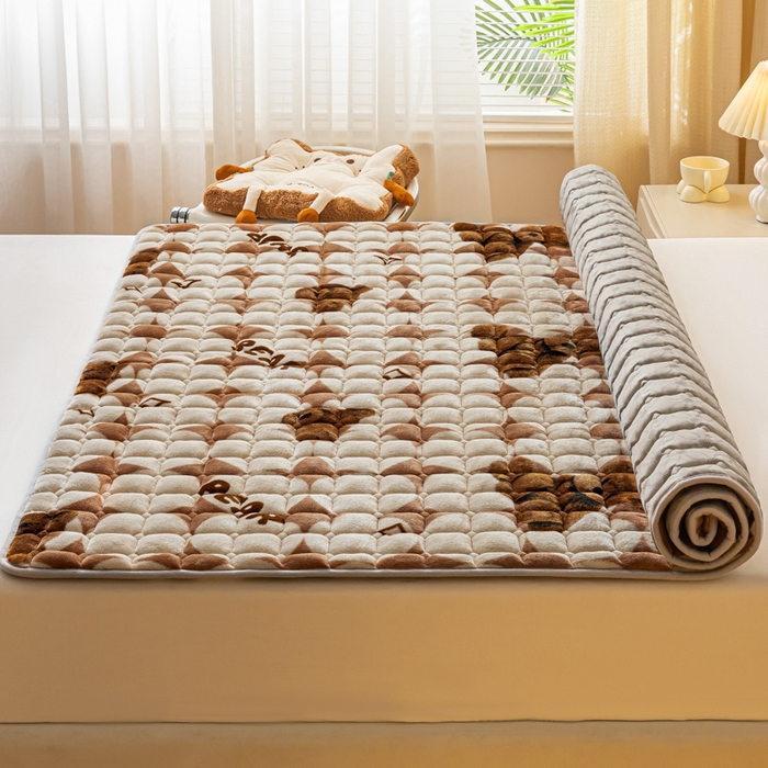 91家纺网 家纺一手货源 找家纺 卡伦家纺 2025新款A类牛奶绒夹棉加厚床垫单人双人床垫保护垫 熊熊世界