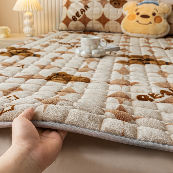 91家纺网 家纺一手货源 找家纺 卡伦家纺 2025新款A类牛奶绒夹棉加厚床垫单人双人床垫保护垫 熊熊世界