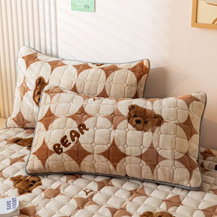 91家纺网 家纺一手货源 找家纺 卡伦家纺 2025新款A类牛奶绒夹棉加厚床垫单人双人床垫保护垫 熊熊世界