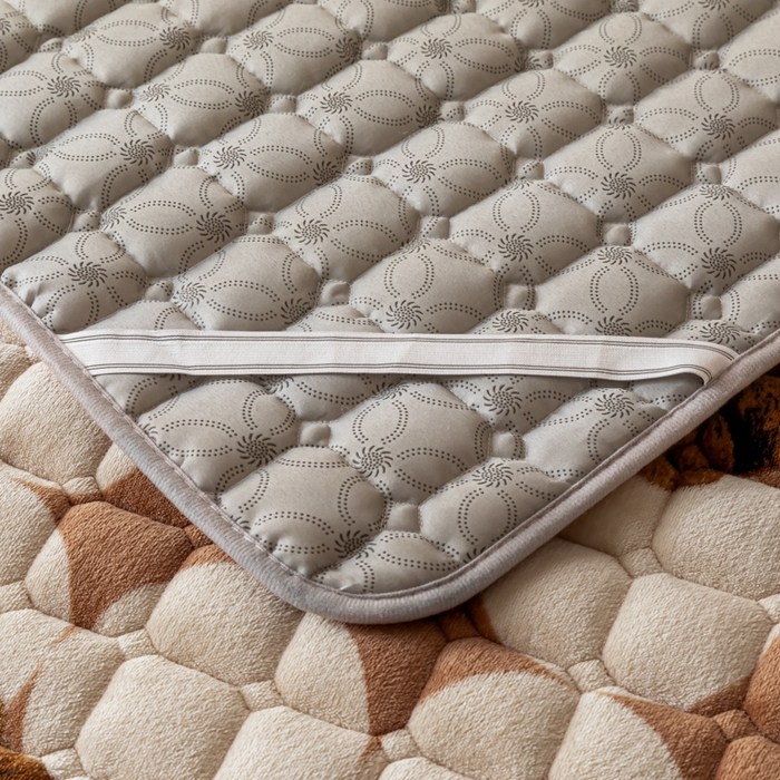 91家纺网 家纺一手货源 找家纺 卡伦家纺 2025新款A类牛奶绒夹棉加厚床垫单人双人床垫保护垫 熊熊世界